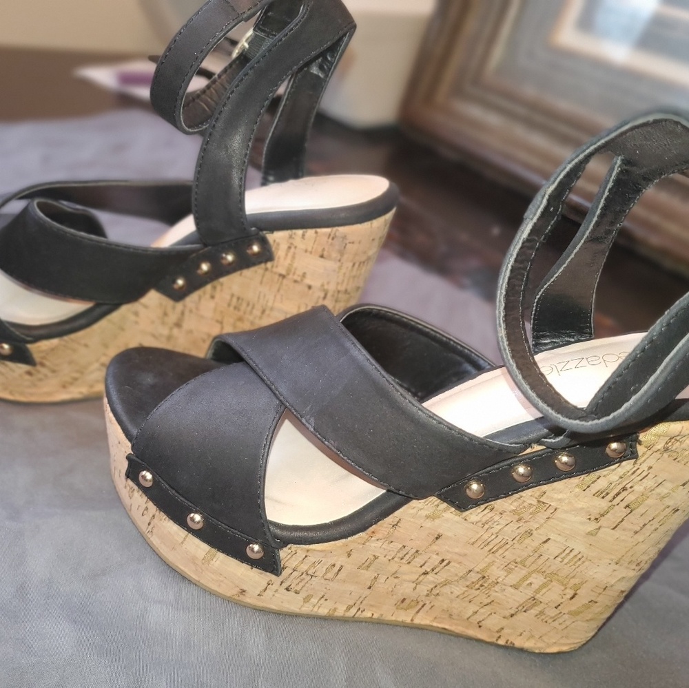 Black wedges